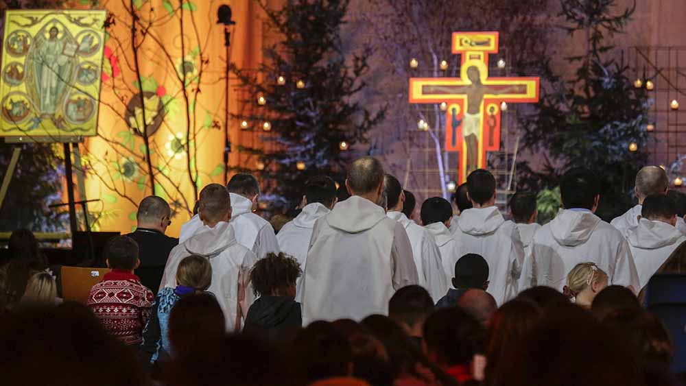 An wechselnden Ort lädt die Taizé-Gemeinschaft zu Jugendtreffen, hier im Dezember 2019 in Polen