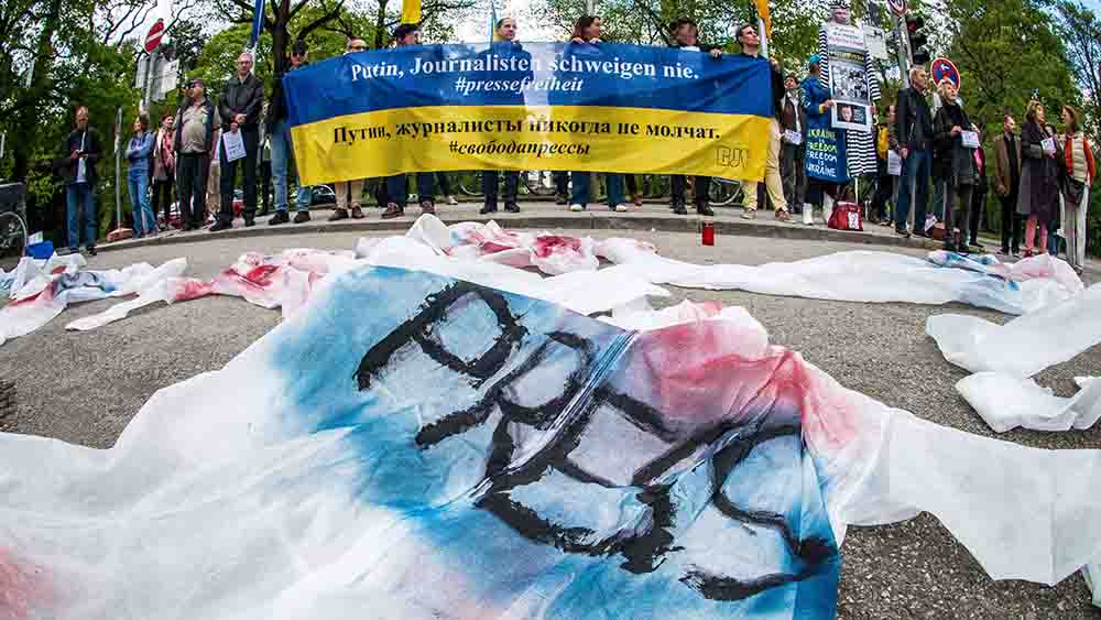 "Putin, Journalisten schweigen nie", steht auf diesem Transparent bei einer Demonstration in München im Mai 2022