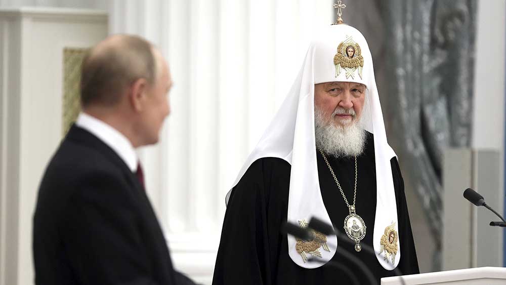 Russlands Machthaber Wladimir Putin hört zu, wenn Patriarch Kyrill spricht