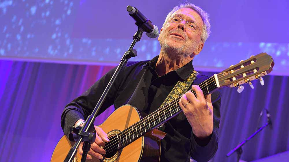 „Über den Wolken“ singt er immer noch: Reinhard Mey feiert 80. Geburtstag