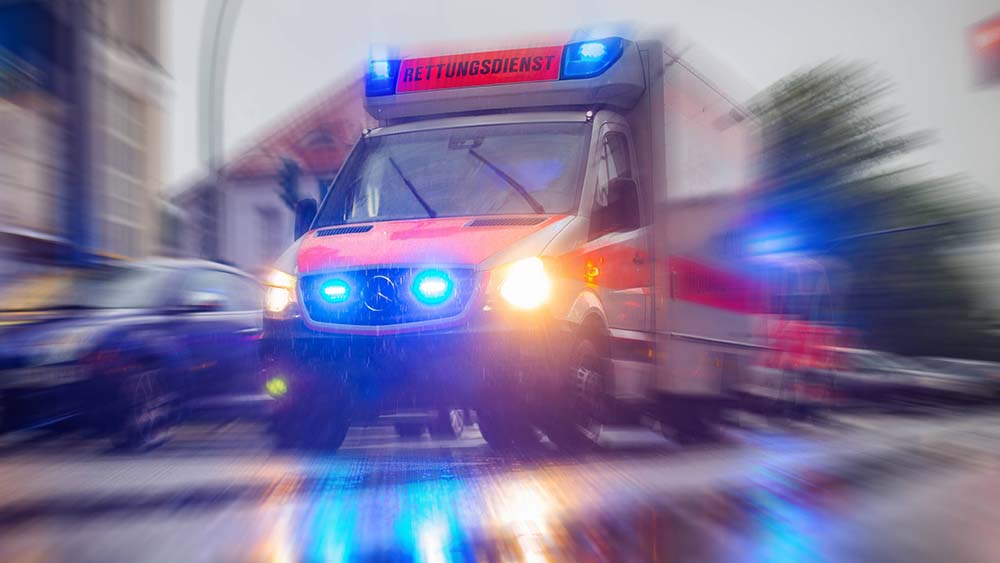 Rettungswagen fährt auf nasser Straße