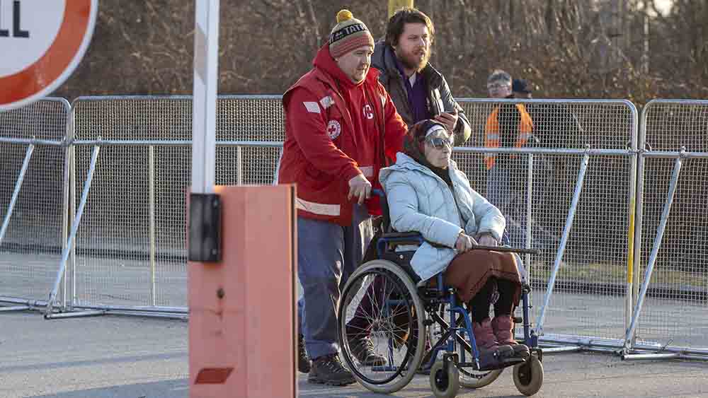Auch Flüchtlinge im Rollstuhl kommen zunächst in Erstaufnahmen unter (Symbolbild)