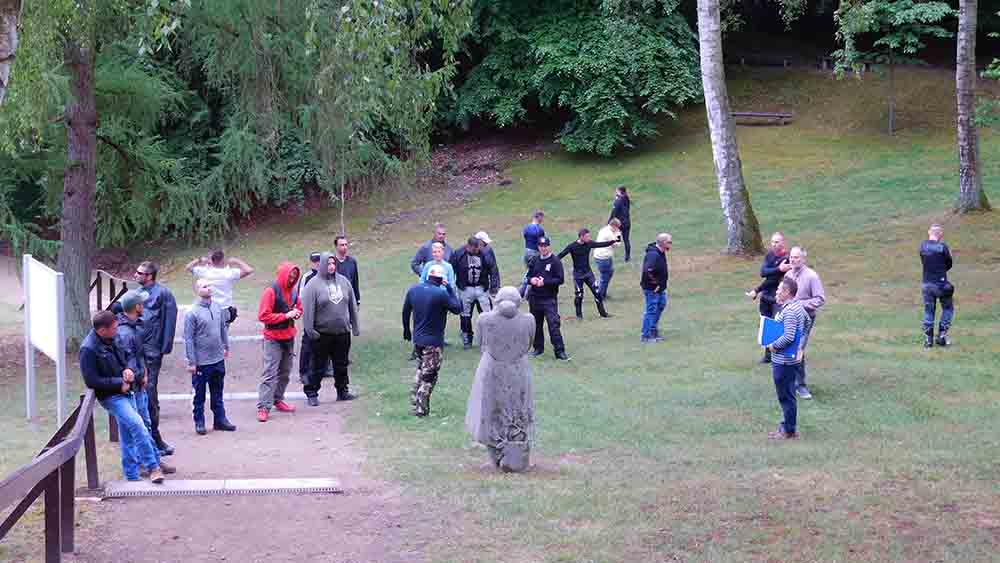 Teilnehmer stehen auf einer Wiese