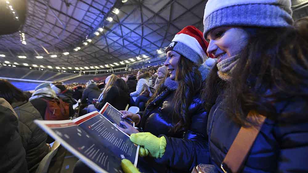 Diese beiden Besucherinnen und etwa 7.000 weitere Menschen hatten ihren Spaß mit Weihnachtsliedern (Archivbild)