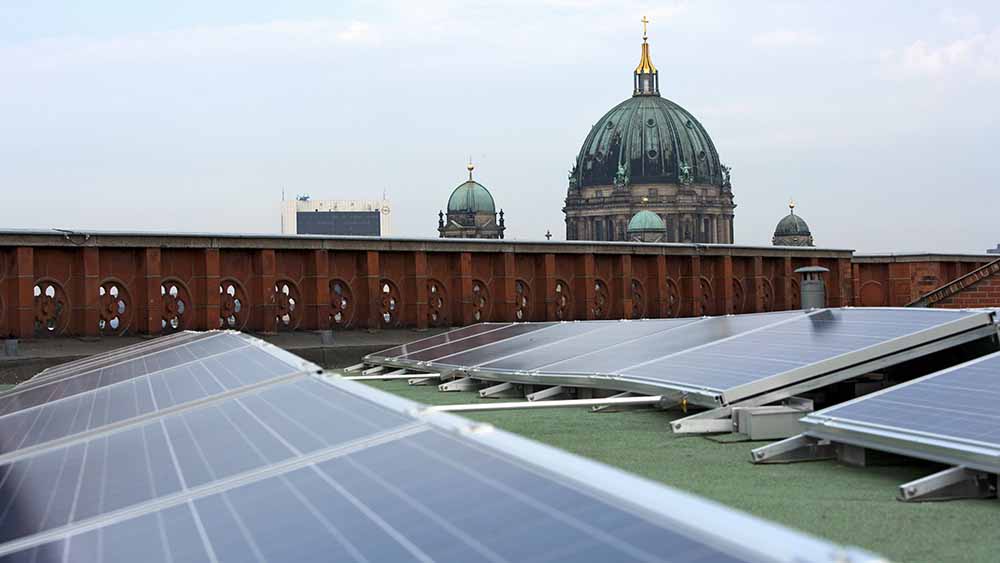 Auf dem Roten Rathaus von Berlin steht eine Photovoltaikanlage