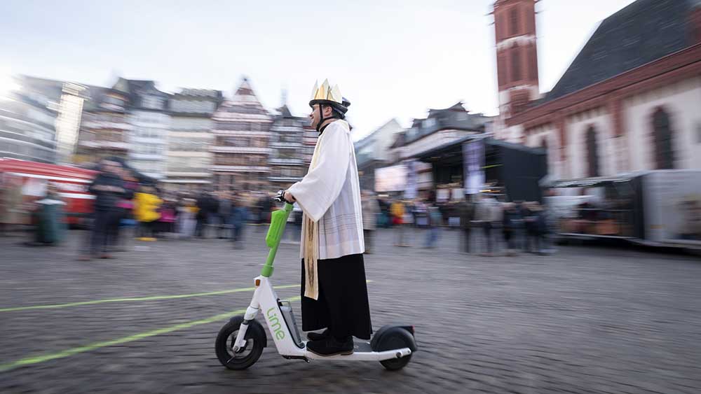 Ein Sternsinger auf dem E-Scooter? Ja, warum denn nicht! Dirk Bingener, Präsident des Kindermissionswerks, macht es vor