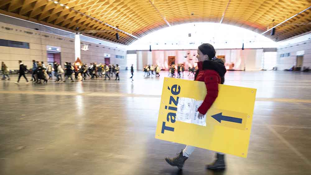 Bitte hier entlang: In den Rostocker Messehallen treffen sich die Jugendlichen