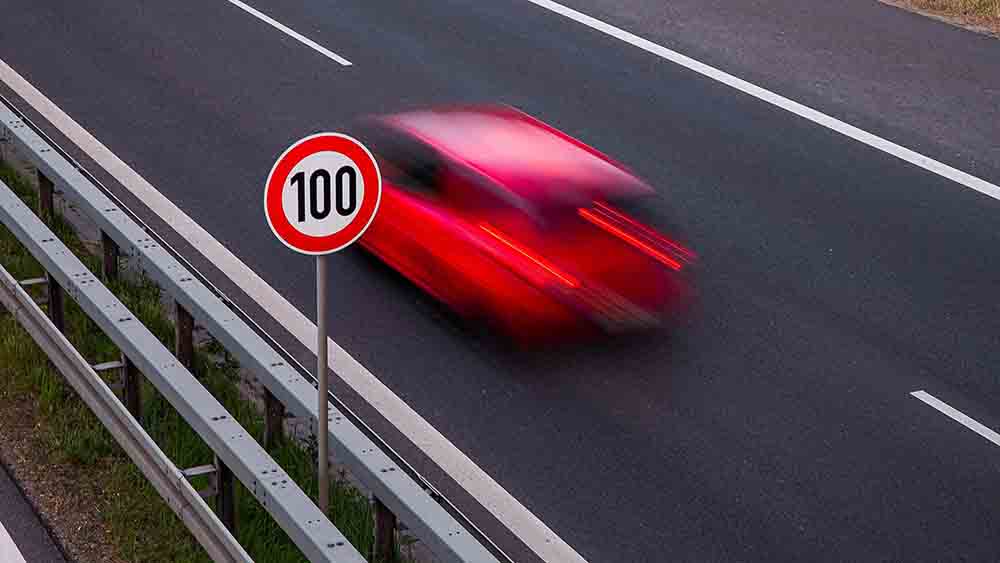 Image - Landesbischöfin aus Baden gegen kirchliches Tempolimit von 100 km/h