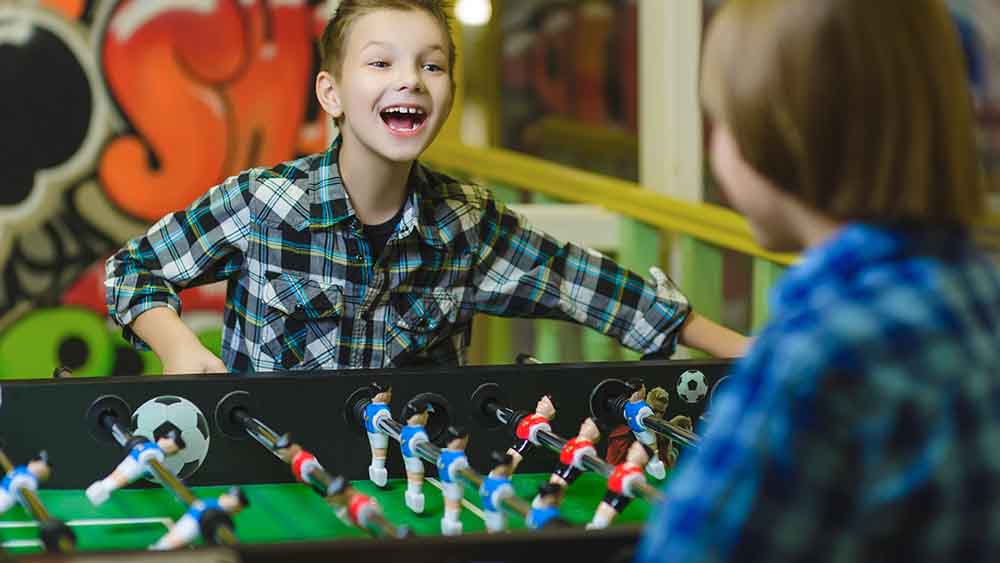 Tischfußball mit Freunden war während der Pandemie nicht immer möglich (Symbolbild)