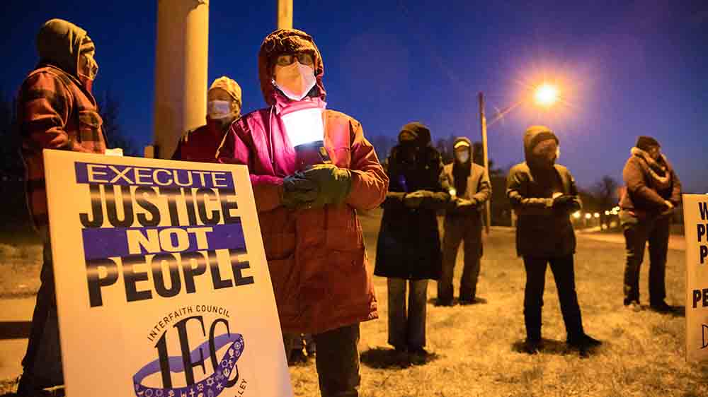 In Bloomington, Indiana, halten diese Menschen Mahnwache gegen die Todesstrafe