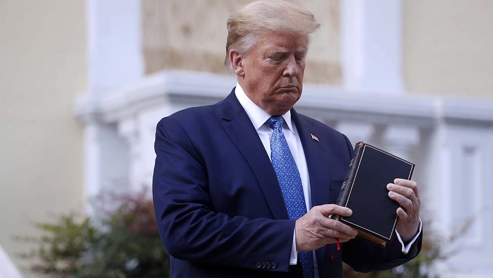 Skeptischer Blick auf die Bibel: Donald Trump kann sich der Unterstützung aus der evangelikalen Welt nicht mehr sicher sein