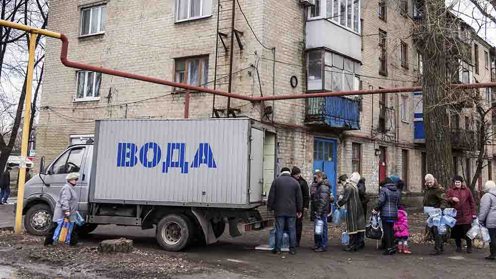 In der Ukraine stehen die Menschen Schlange für Lebensmittel