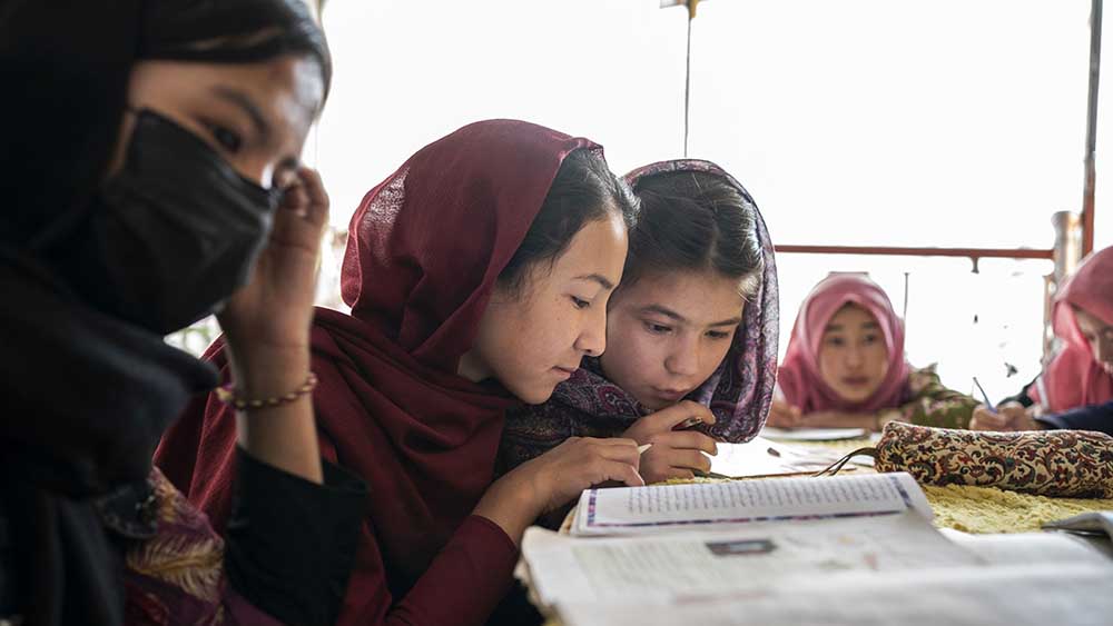 Für das Foto von Schülerinnen einer heimlichen Mädchen Schule in Kabul, Afghanistan, erhielt der deutsche Fotograf Daniel Pilar den dritten Preis