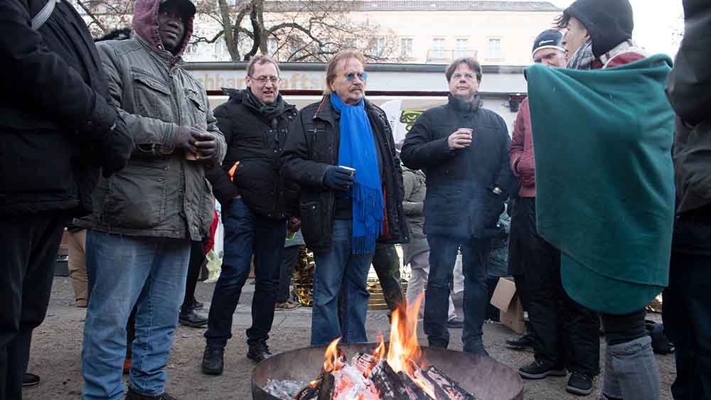 Frank Zander ist von den Wohnungslosen wie ein alter Bekannter empfangen worden