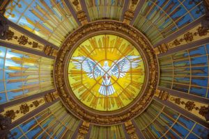 Darstellung einer Taube als Geist Gottes in einem Kirchenfenster