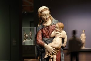 Eine Mariendarstellung von Donatello, Maria hält Jesus als Baby auf dem Arm