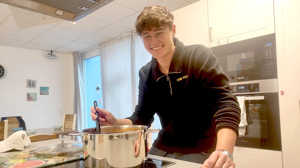 Jarno macht sein Freiwilliges Soziales Jahr im JuLe-Haus und kocht für die Kinder. Er hat schon einiges an Gebärdensprache gelernt.