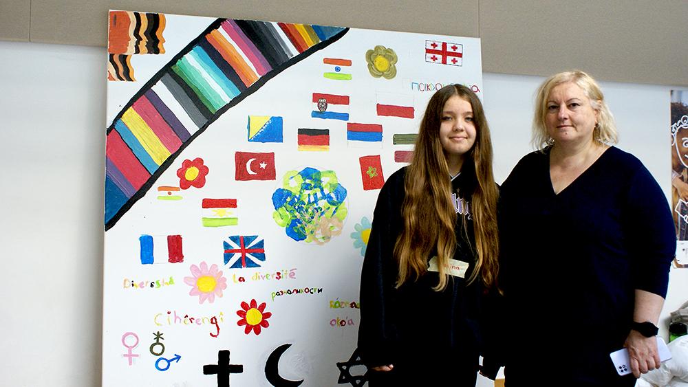 Die zwölfjährige Janina Pavlovic nimmt in diesem Schuljahr an einer AG mit Respekt Coach Panagiota Balagka (rechts) teil.