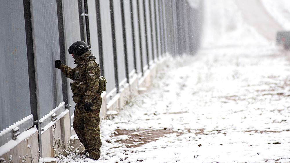 Der hohe massive Grenzzaun an der polnisch-belarussischen Grenze setzt auf Abschreckung.
