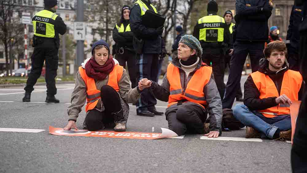Mit ihren Straßenblockaden – wie hier im Dezember in München – sorgt die Letzte Generation für Aufsehen
