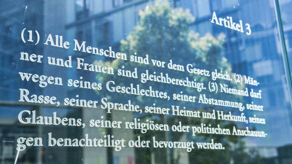 Ein Kunstwerk von Dani Karavan widmet sich dem Artikel 3 des Grundgesetzes