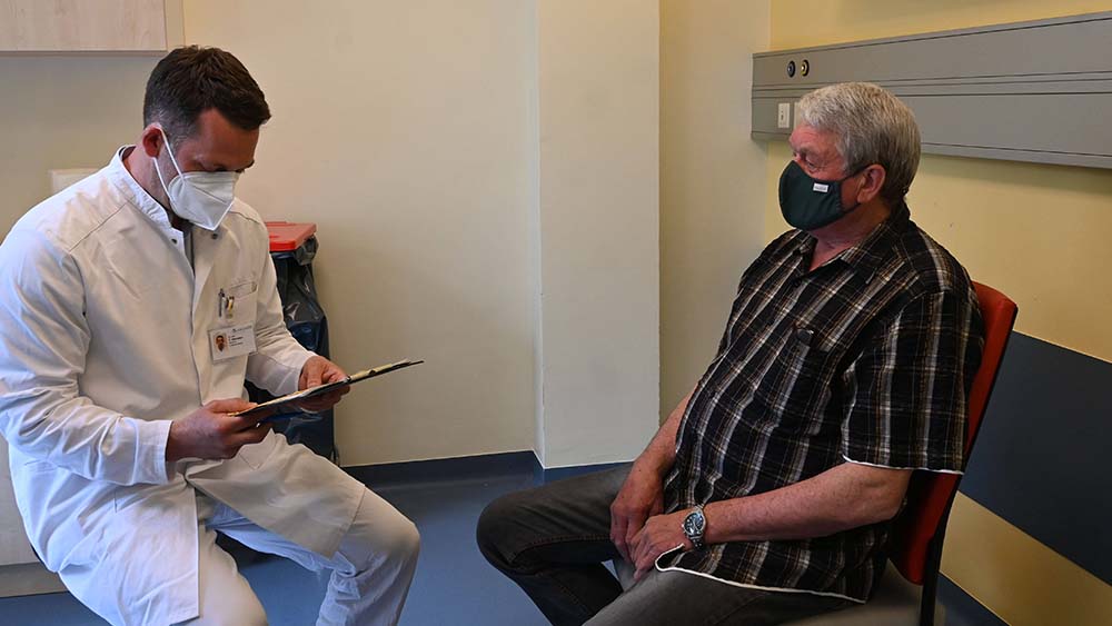 Arzt und Patient tragen immer noch Maske