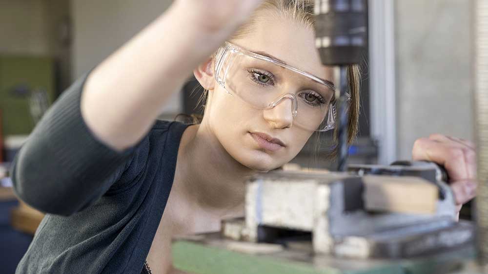 Fast die Hälfte aller Schülerinnen und Schüler in Deutschland streben laut einer Umfrage eine berufliche Ausbildung oder Lehre an