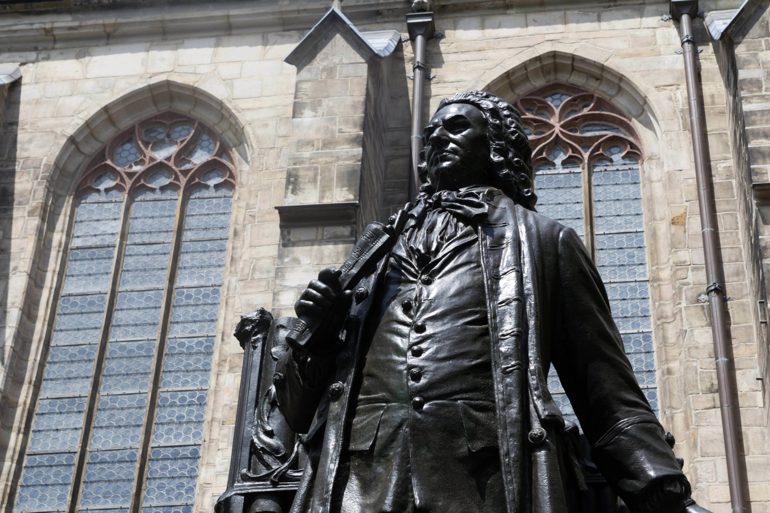 Die Statue vom Barock Komponisten Johann Sebastian Bach vor der Thomaskirche in Leipzig