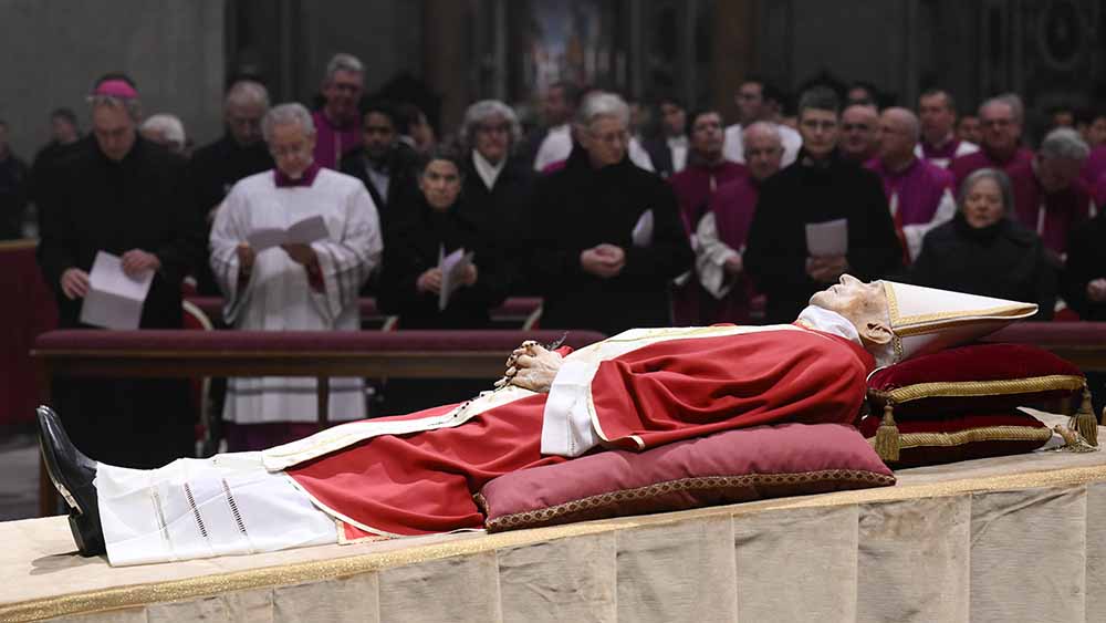 Im Petersdom nehmen Gläubige Abschied vom verstorbenen Benedikt