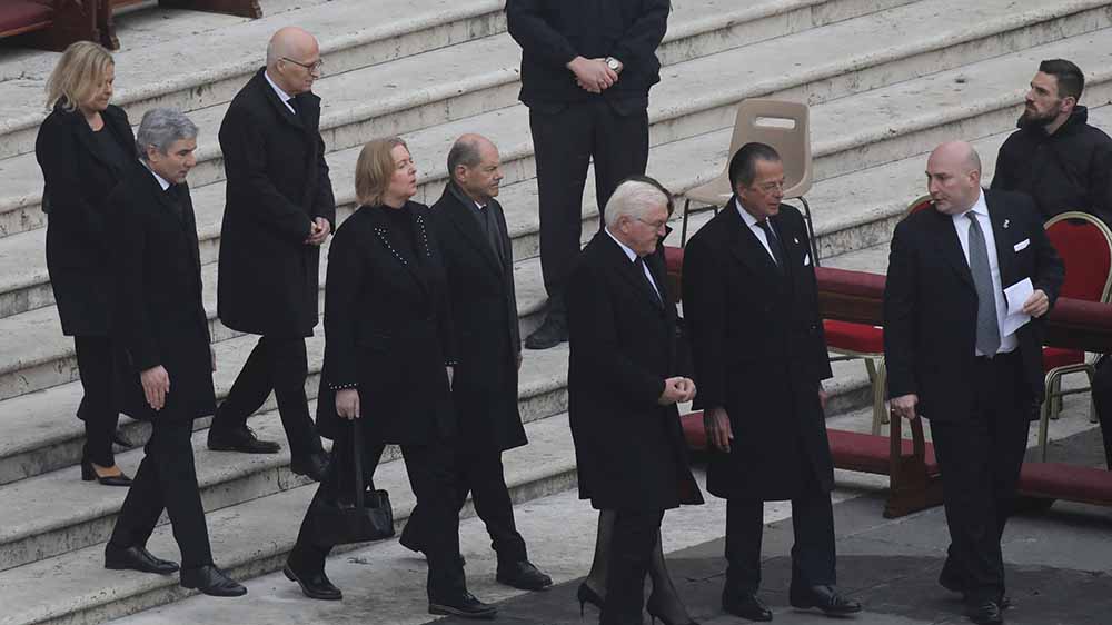 Aus Deutschland reiste die Spitze des Staates an mit Bundespräsident Frank-Walter Steinmeierund Bundeskanzler Olaf Scholz (Mitte)