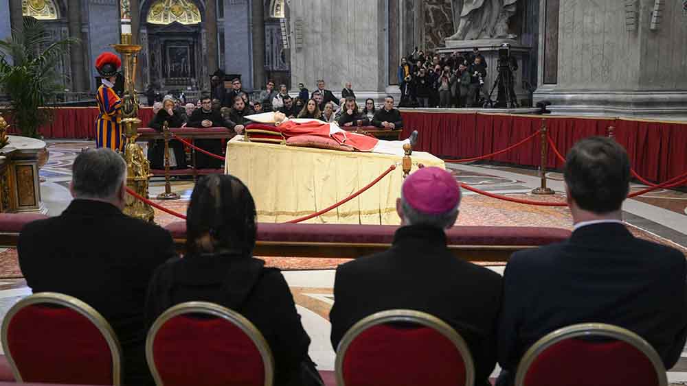 Benedikt liegt aufgebahrt im Petersdom. "Herr, ich liebe dich" könnten seine letzten Worte gewesen sein