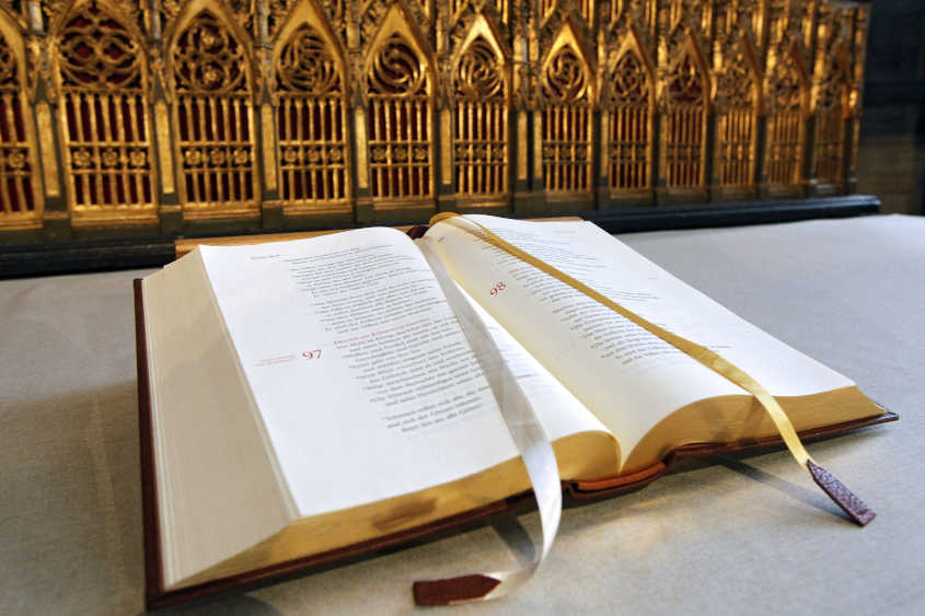Bibel vor dem Retabel des Hochaltars in der Dortmunder evangelischen Stadtkirche St. Reinoldi (Archivbild)