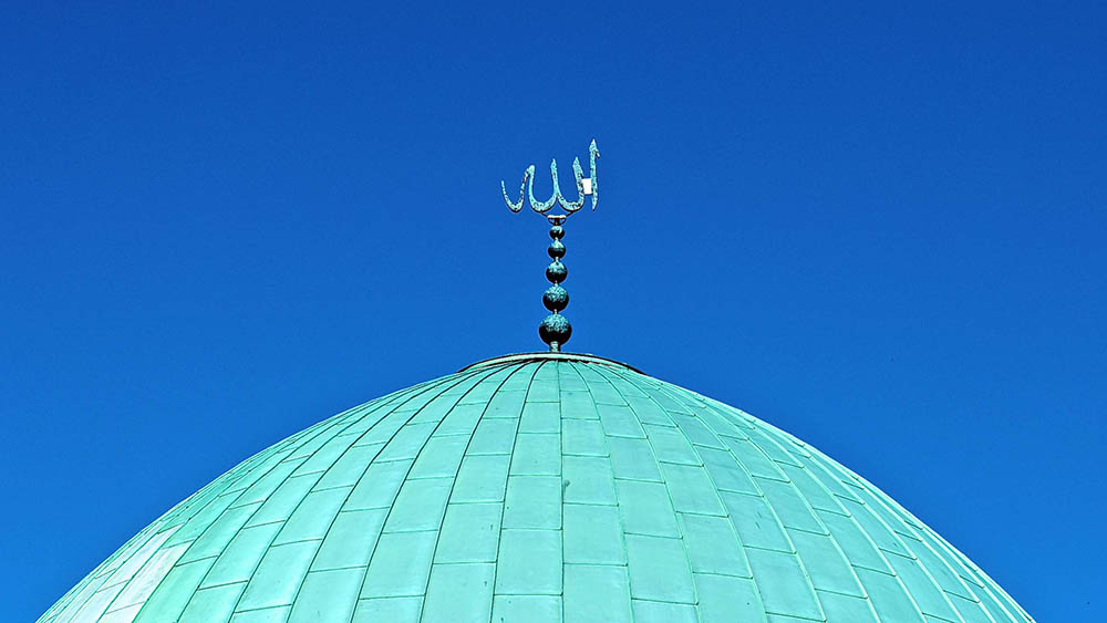 Die Spitze der Blauen Moschee vor blauem Himmel