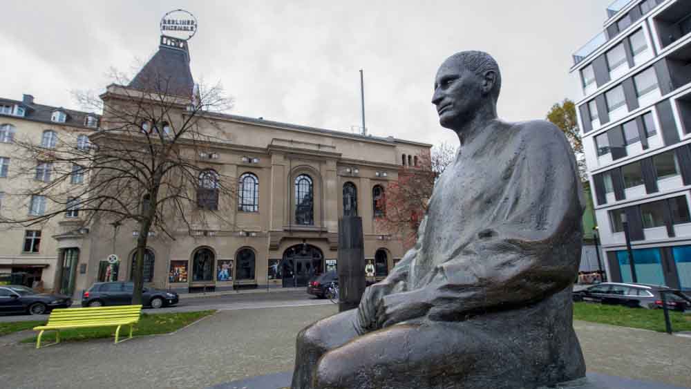 Bertolt-Brecht-Denkmal vor dem Theater am Schiffbauerdamm in Berlin