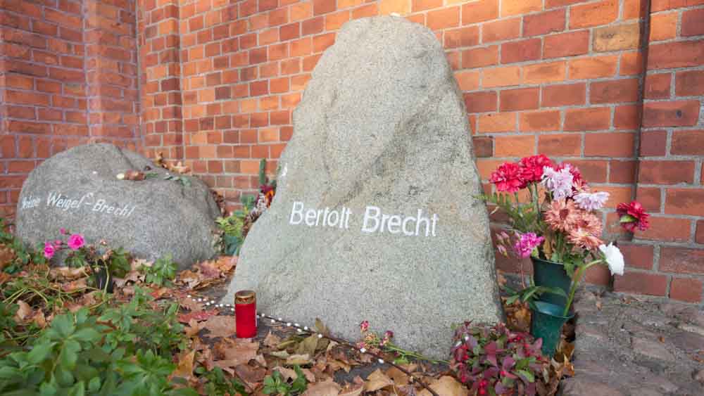 Die Gräber von Bertholt Brecht und von Helene Weigel-Brecht auf dem Dorotheenstädtischen Friedhof in Berlin-Mitte
