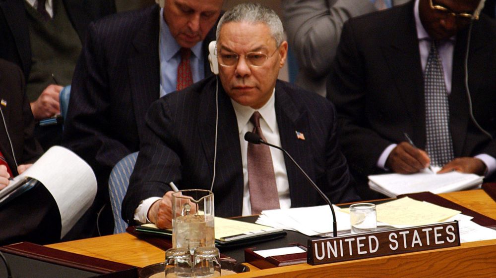 Außenminister Colin Powell während einer Sitzung des UN Sicherheitsrates über irakische Massenvernichtungswaffen