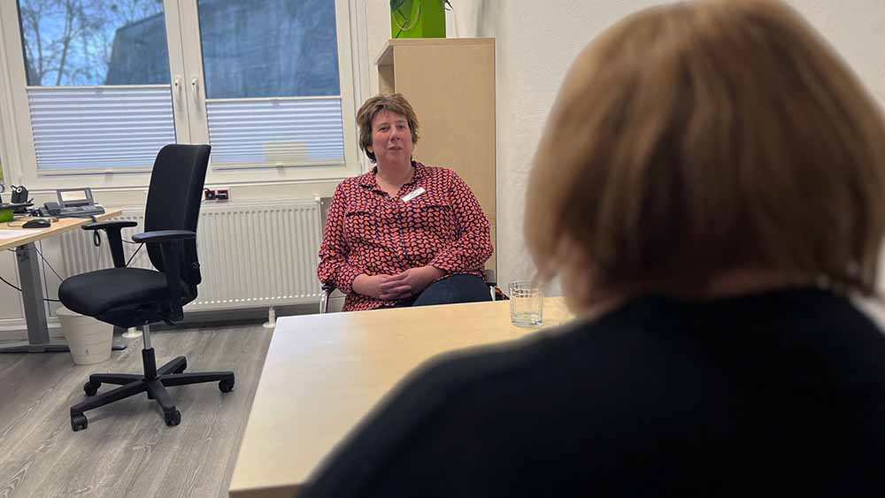 Vera Dankert (mit dem Rücken zur Kamera) fand Hilfe bei der  Sucht-Therapeutin Katrin Vosshage