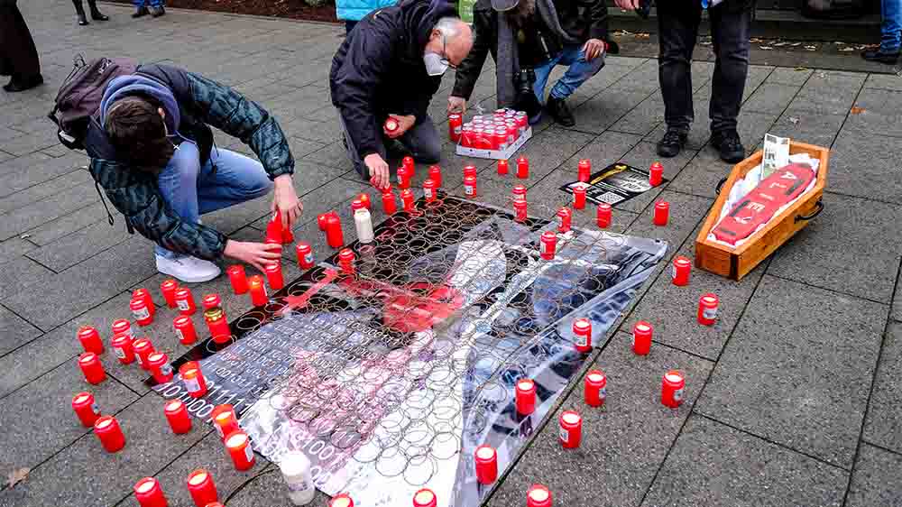 Menschen demonstrieren am 21.01.2022 in Essen nach der Veröffentlichung des Gutachtens der Anwaltskanzlei Westpfahl/ Spilker/ Wastl