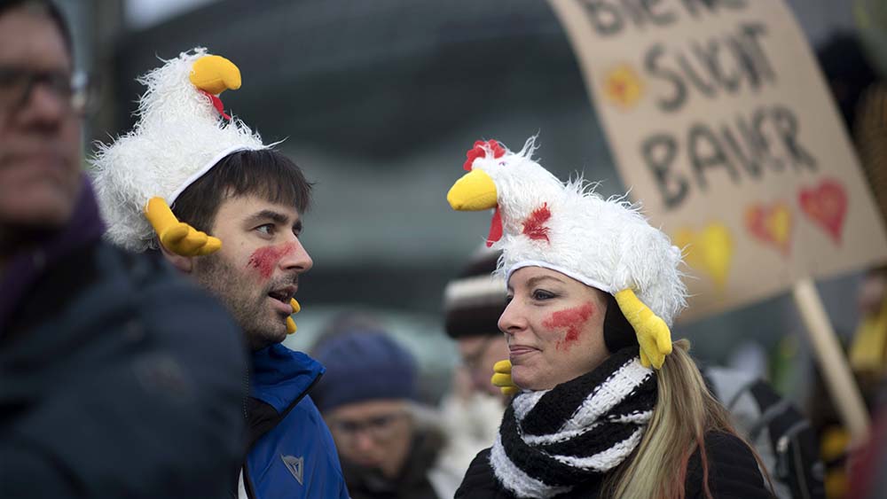 Gegen die Haltung von Geflügel demonstrieren diese beiden Teilnehmer im Januar 2018