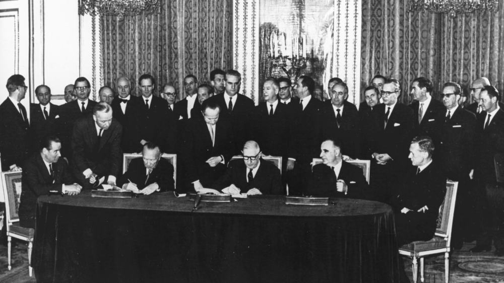 Bundeskanzler Konrad Adenauer und Staatspräsident Charles de Gaulle unterzeichnen den Élysée-Vertrag am 22. Januar 1963 im Élysée-Palast
