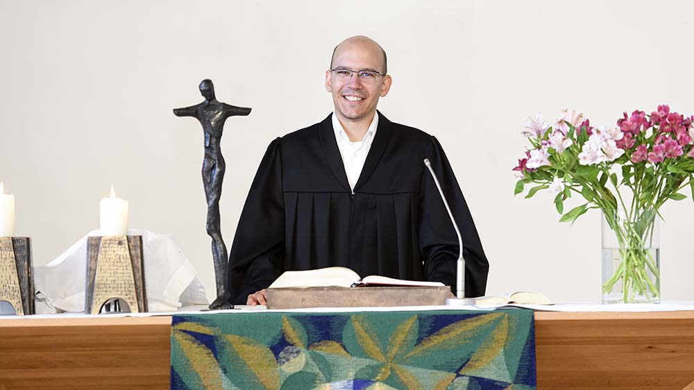 Florian Oppermann ist theoretischer Physiker – und feiert in seiner Freizeit Gottesdienste