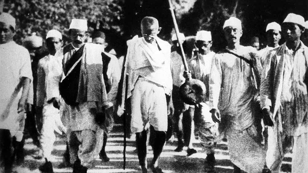 Gandhi beim Salzmarsch, Indien 1939 (Archivfoto)