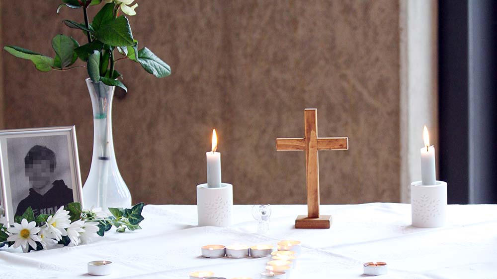 Im Andachtsraum der evangelischen Schule in Wunstorf bei Hannover steht ein Bild des getöteten Schülers auf dem Altar
