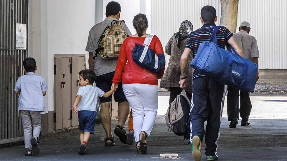 Flüchtlingsfamilien ziehen in Hamburg in eine Unterkunft (Archiv)