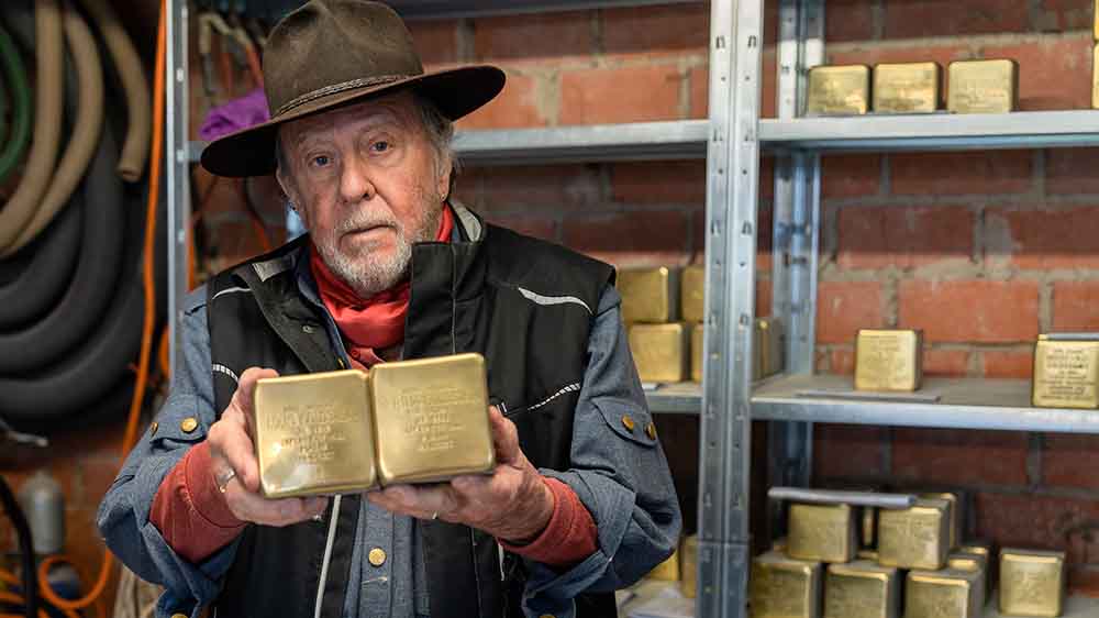 Zuhause in seiner Werkstatt im hessischen Alsfeld-Elbenrod lagert Gunter Demnig die Stolpersteine (Archiv)