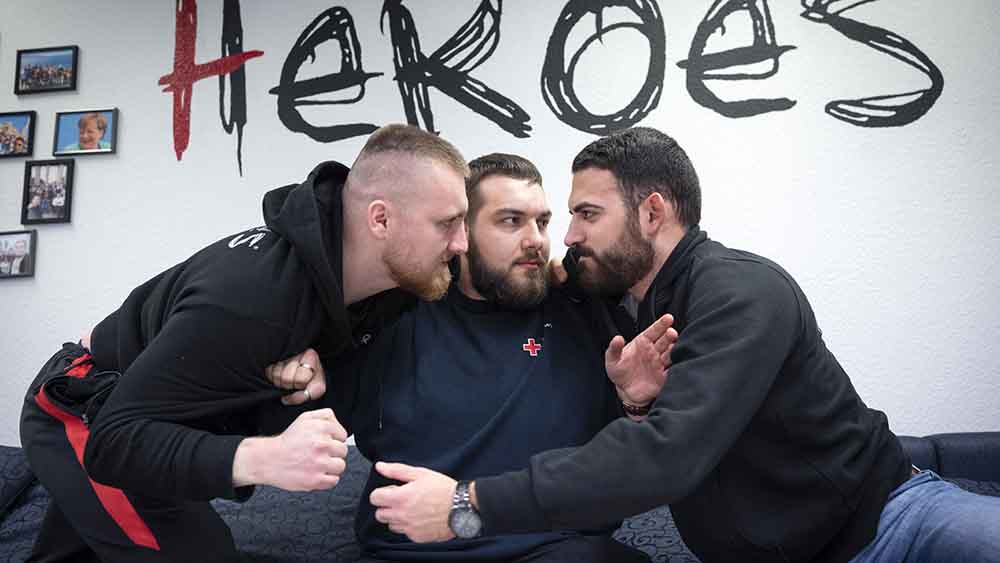 Die "Heroes" Raffael Polovina, Tarik Masovic und Filippos Hantjaras (v. l.) üben ein Rollenspiel, mit dem sie an Schulen gehen