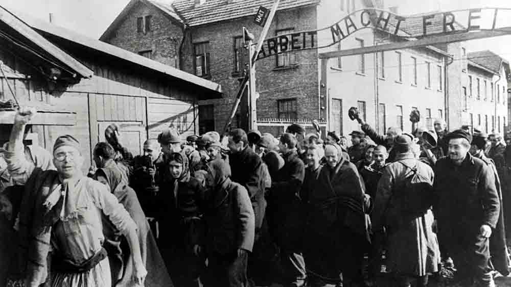 Überlebende verlassen nach der Befreiung das Lager Auschwitz
