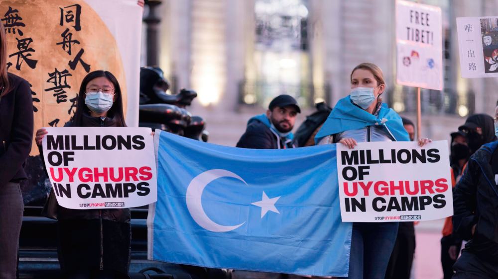 Menschenrechtsaktivistinnen protestieren gegen die Masseninhaftierungen der muslimischen Minderheit Uiguren in China bei einer Demonstration in London