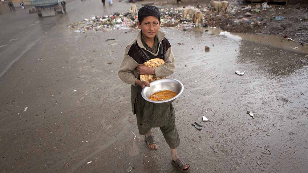 Ein afghanischer Schüler hat in seiner Schule ein Essen bekommen