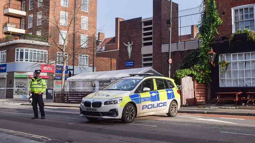 Die Polizei hat den Tatort vor der Kirche abgesperrt